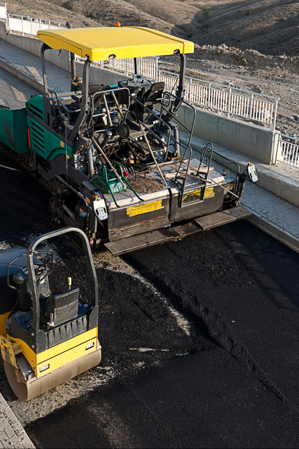 Removiendo la brea de las máquinas de asfaltado
